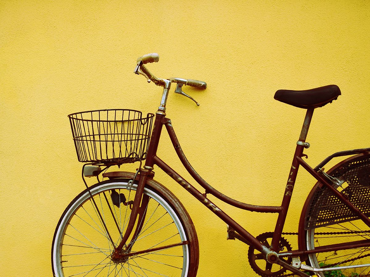 bicicleta apoyada en pared