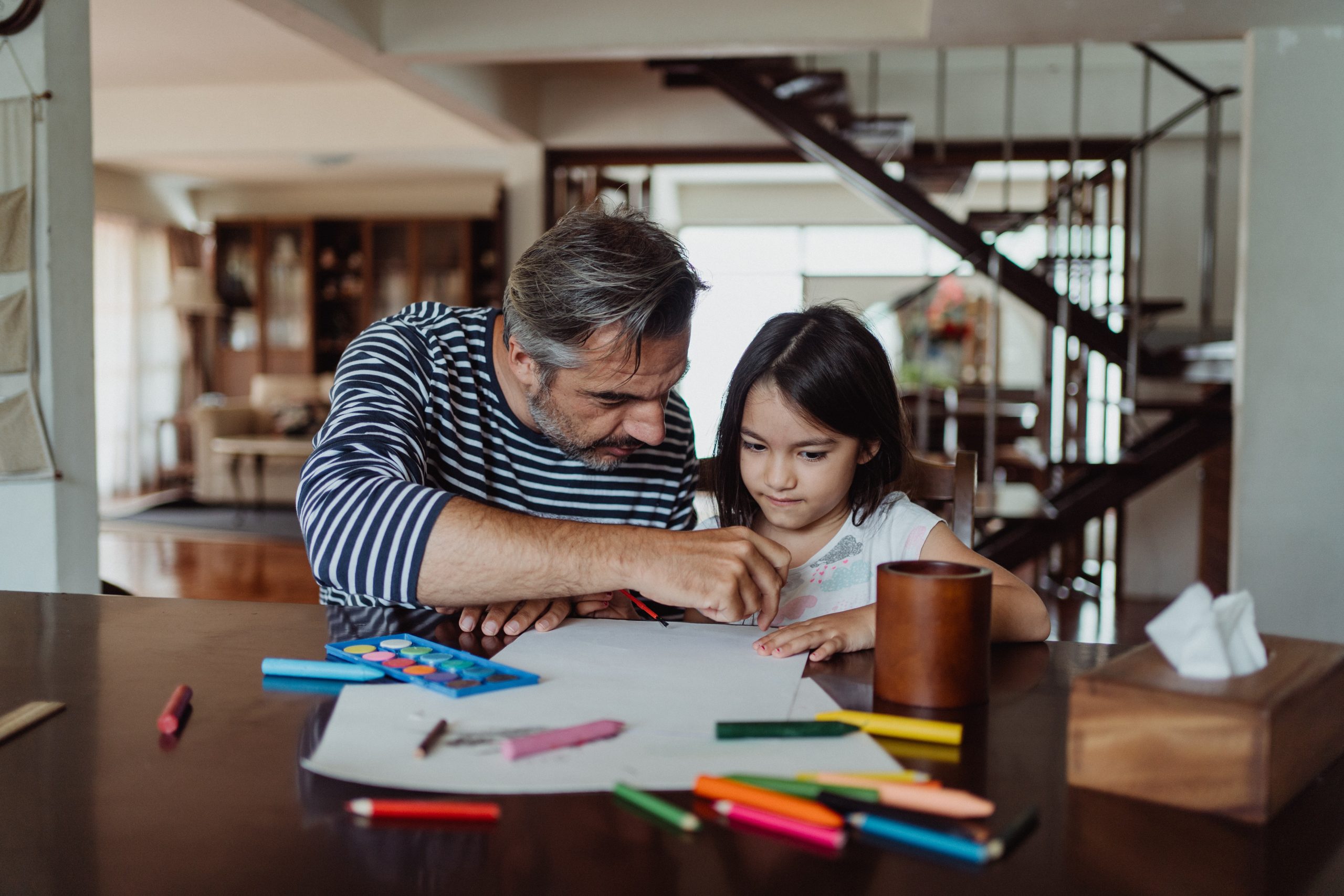 padre coloreando con la hija