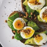 tostada con palta y huevo