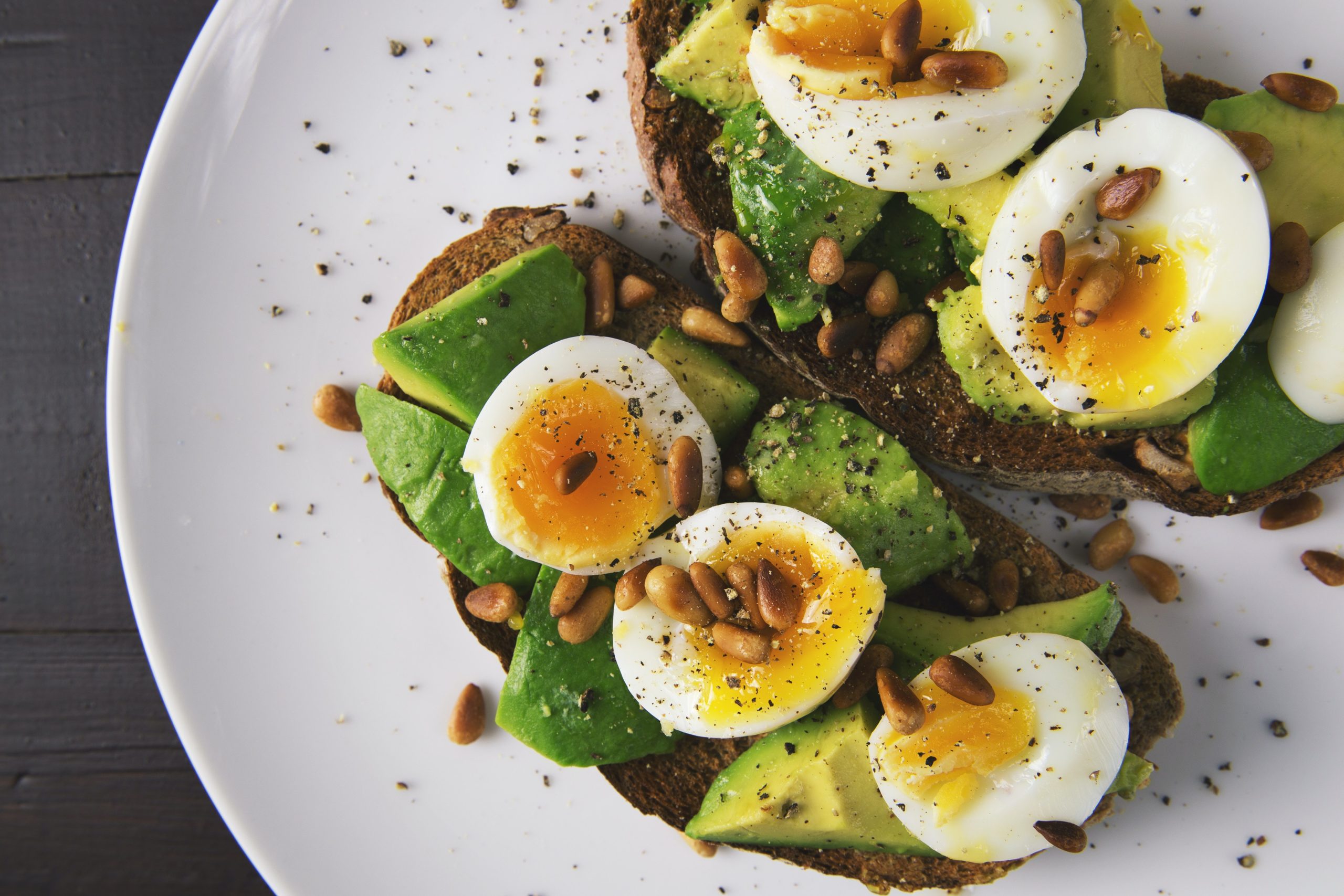 tostada con palta y huevo