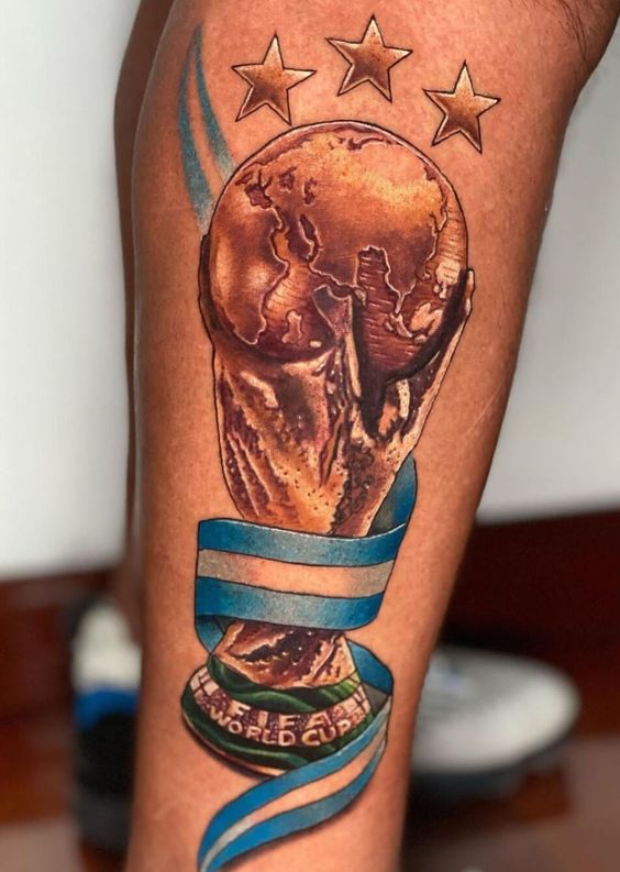 tatuaje copa del mundo con bandera argentiina