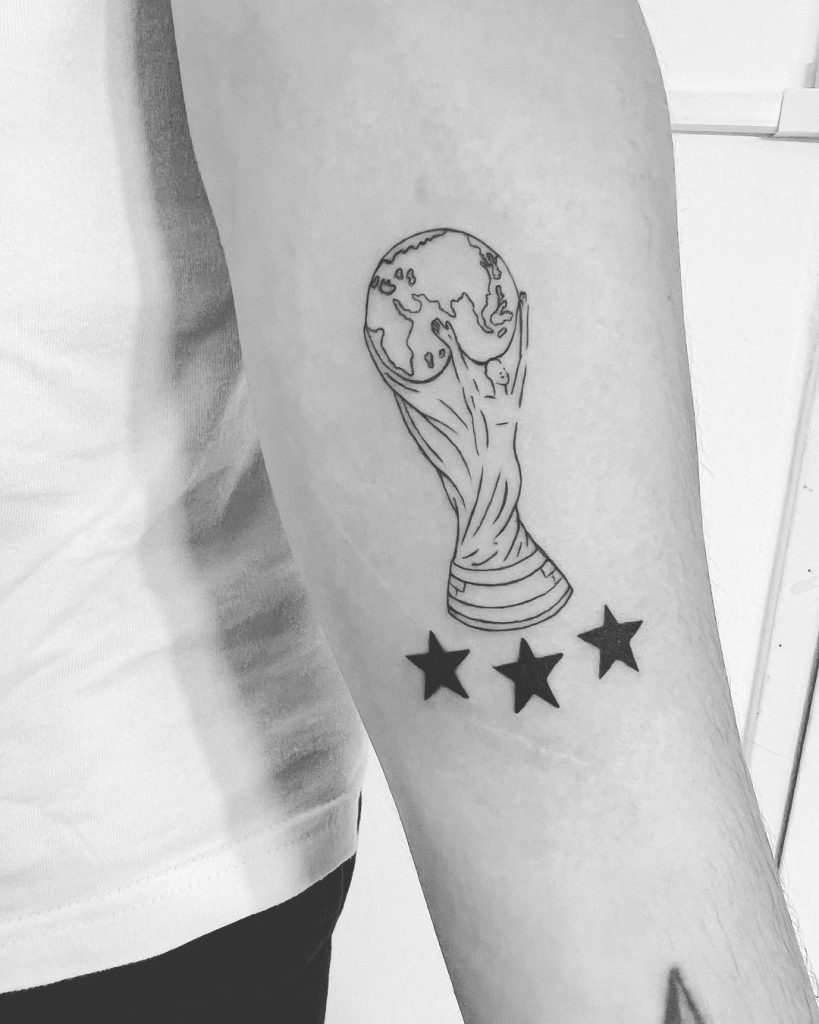 tatuaje de la copa del mundo con 3 estrellas