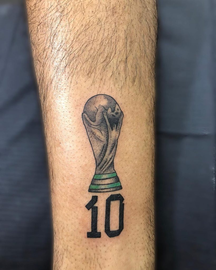 tatuaje copa del mundo con el numero 10