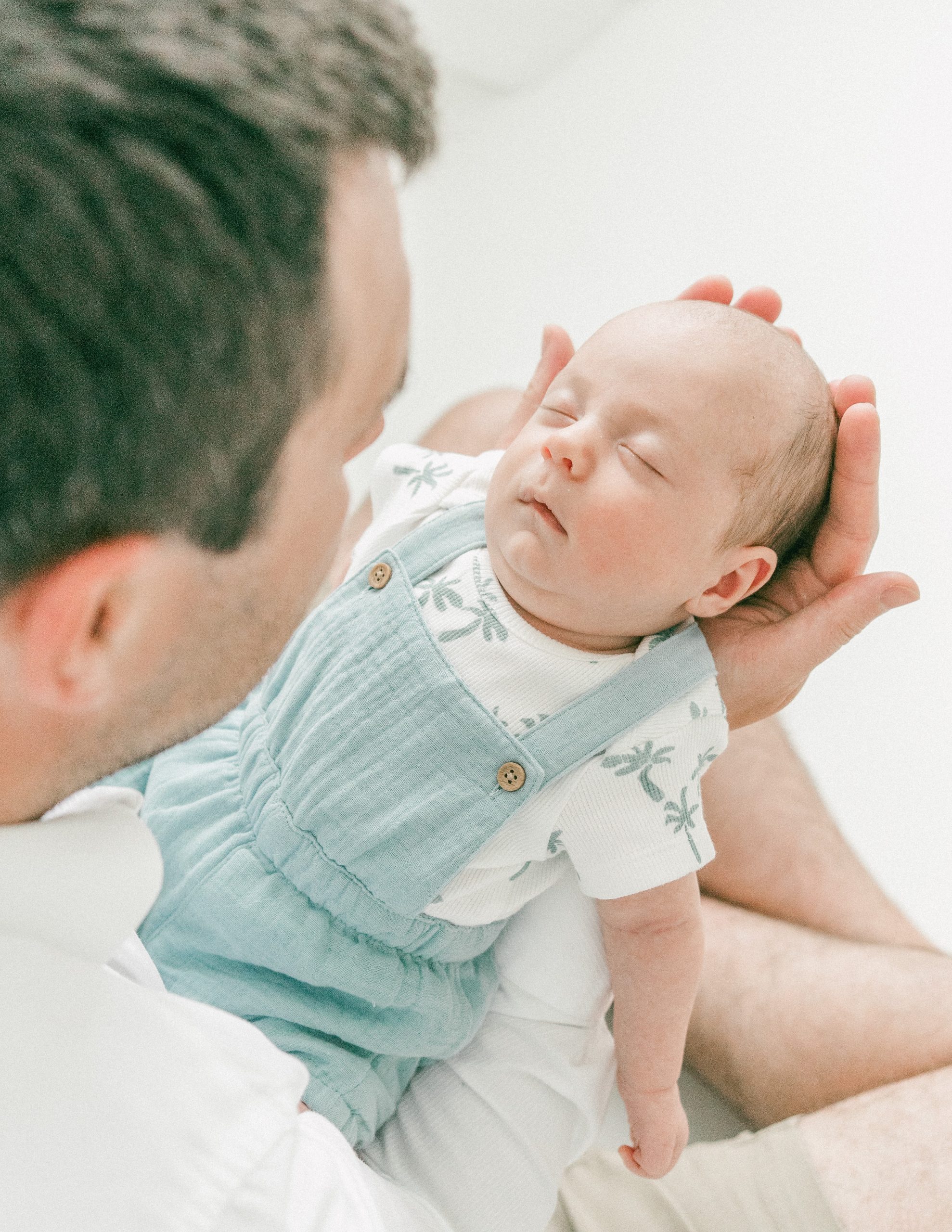 bebe en mano de padre