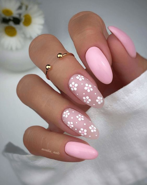 diseño de uñas con flores rosas
