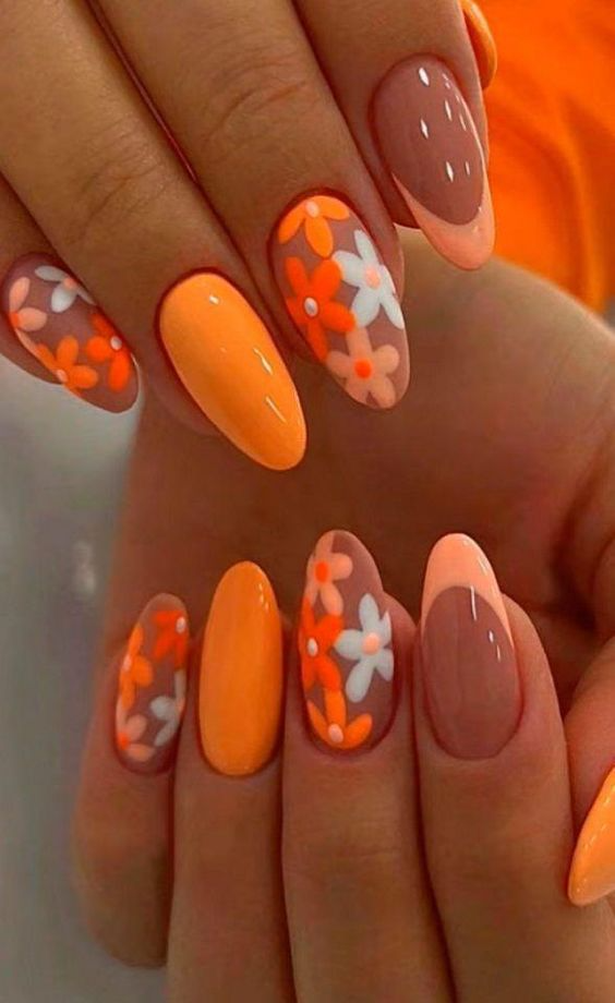 diseño uñas con flores tono naranja