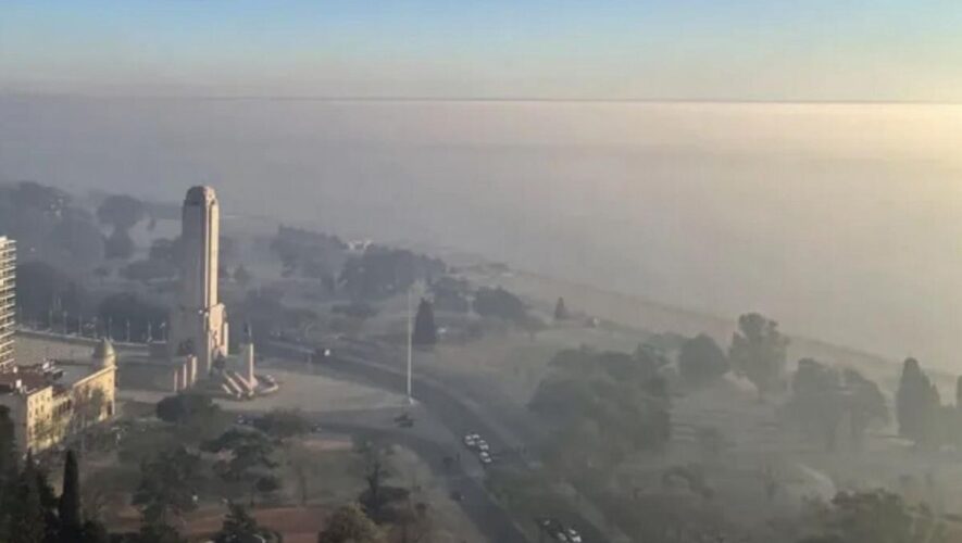 vista aerea de rosario con humo