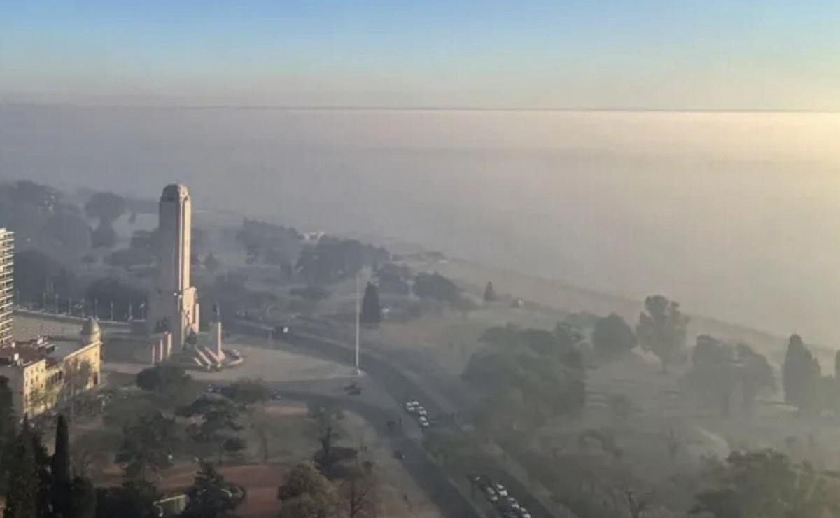 vista aerea de rosario con humo