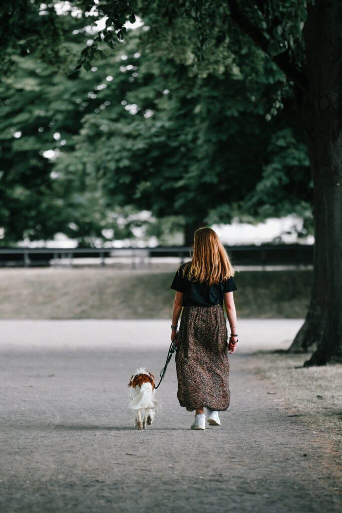 mujer caminando con su perro