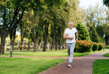 hombre caminando en el parque