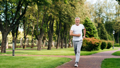 hombre caminando en el parque