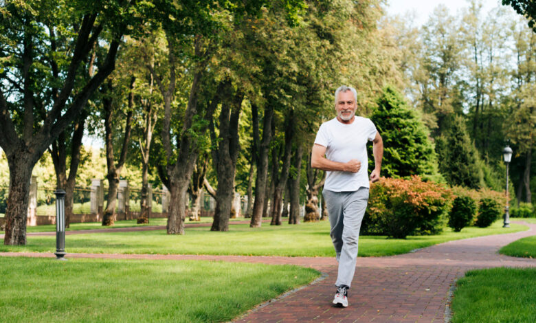 hombre caminando en el parque
