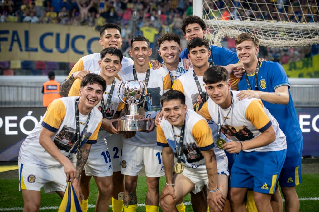 Ángel Di María posa junto a jóvenes jugadores de Rosario Central con la copa de la Supercopa Internacional
