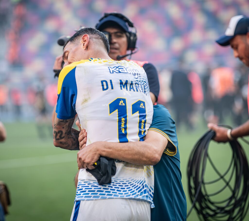 Ángel Di María con la camiseta 11 de Rosario Central se abraza con un integrante del club tras la final