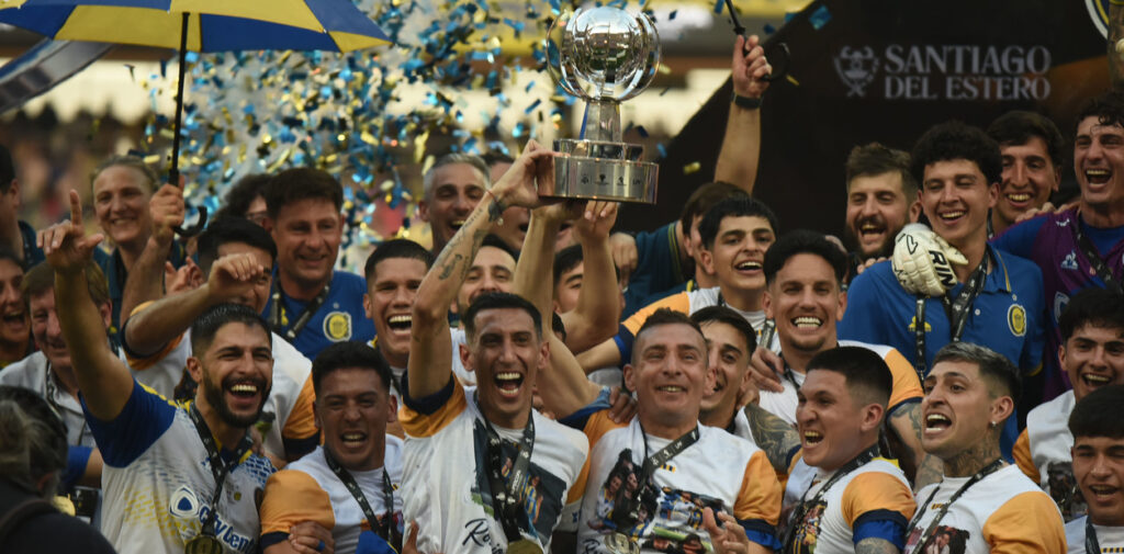Jugadores de Rosario Central levantan la copa de la Supercopa Internacional 2026 en Santiago del Estero