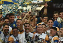 Jugadores de Rosario Central levantan la copa de la Supercopa Internacional 2026 en Santiago del Estero