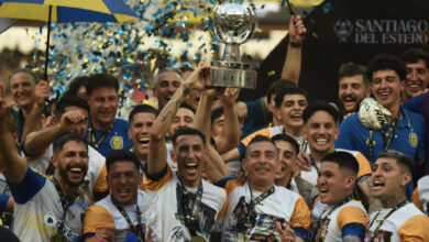 Jugadores de Rosario Central levantan la copa de la Supercopa Internacional 2026 en Santiago del Estero