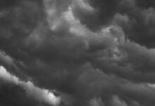 Nubes oscuras de tormenta en el cielo