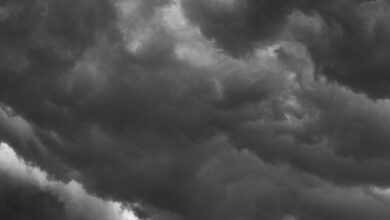 Nubes oscuras de tormenta en el cielo