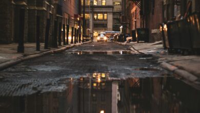 Calle de ciudad con charcos después de la lluvia