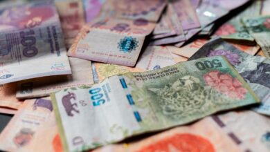 Billetes de pesos argentinos de distintas denominaciones sobre una mesa