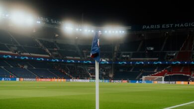 Banderín de córner en una cancha de fútbol