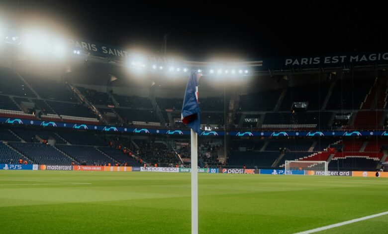 Banderín de córner en una cancha de fútbol