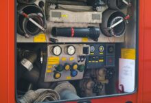 Equipo de un camión de bomberos con mangueras y manómetros