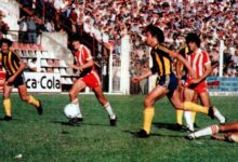 Jugadores de Rosario Central y Estudiantes de La Plata disputan la pelota en un partido de 1980