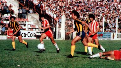 Jugadores de Rosario Central y Estudiantes de La Plata disputan la pelota en un partido de 1980
