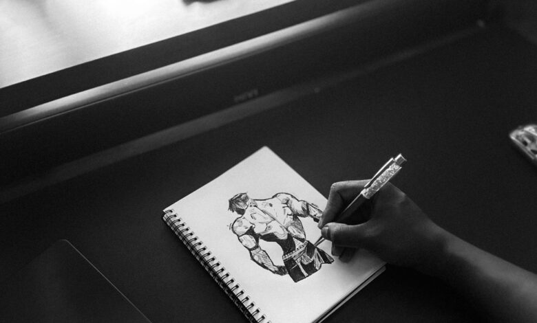 Persona dibujando un personaje de historieta en blanco y negro sobre un cuaderno