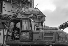 Excavadora trabajando en la demolición de una construcción