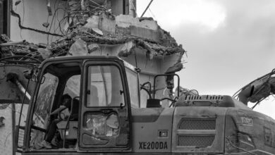 Excavadora trabajando en la demolición de una construcción