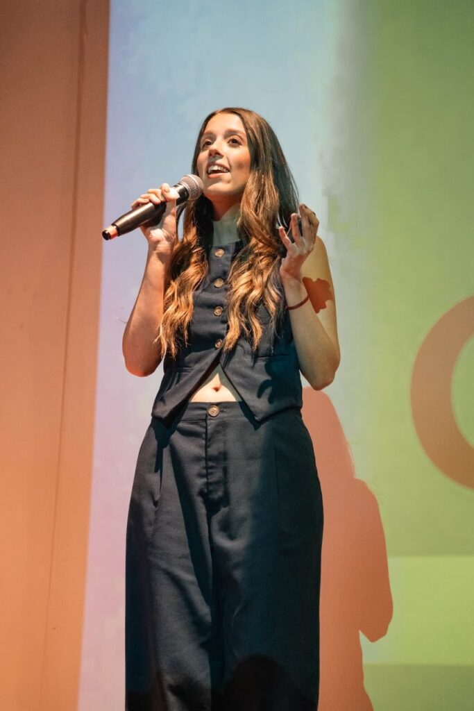 Una oradora da su charla en el escenario del CEC durante Desbloqueo Creativo