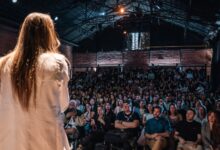 Público en las gradas del CEC durante Desbloqueo Creativo, festival de marketing en Rosario