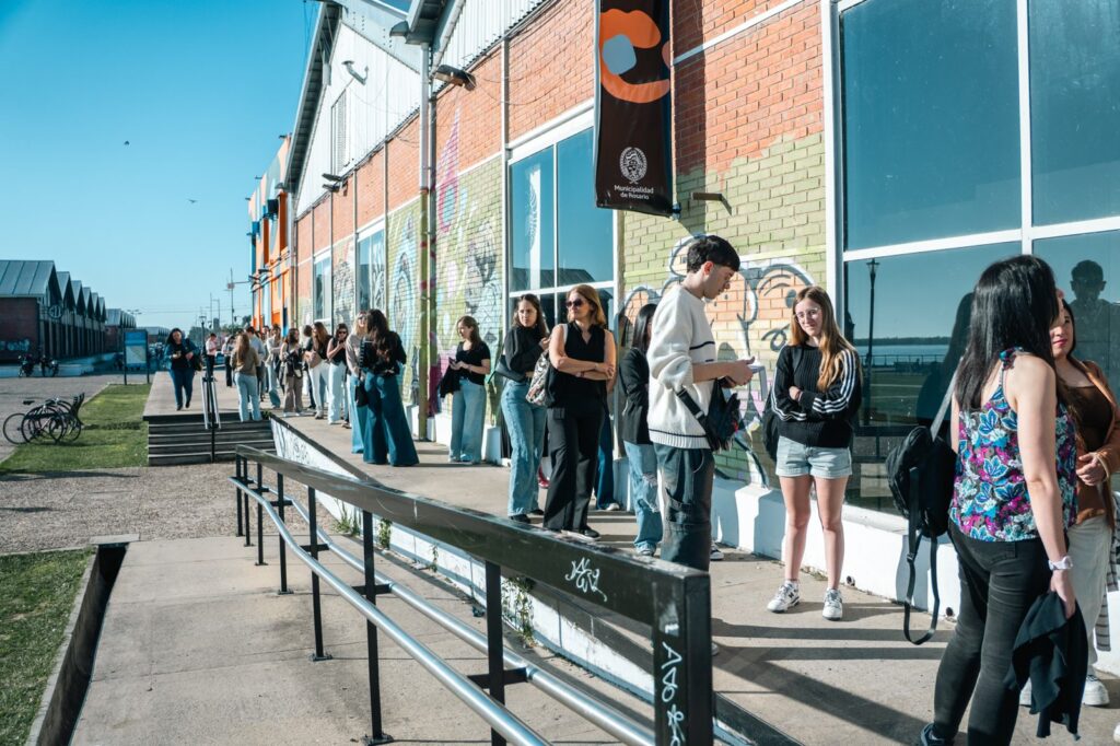 Fila de asistentes en la entrada del Centro de Expresiones Contemporáneas de Rosario