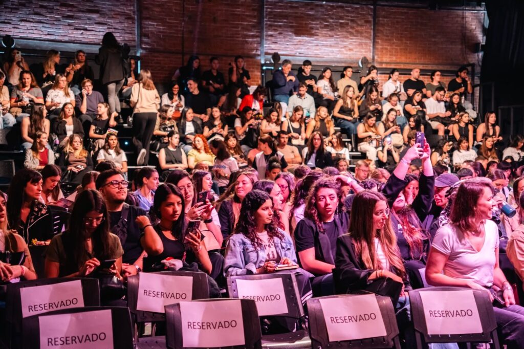 Público en las gradas del CEC durante la primera edición de Desbloqueo Creativo en Rosario