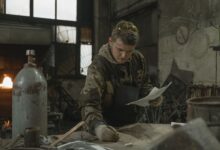 Trabajador metalúrgico soldando en una fábrica, imagen ilustrativa