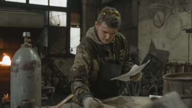 Trabajador metalúrgico soldando en una fábrica, imagen ilustrativa