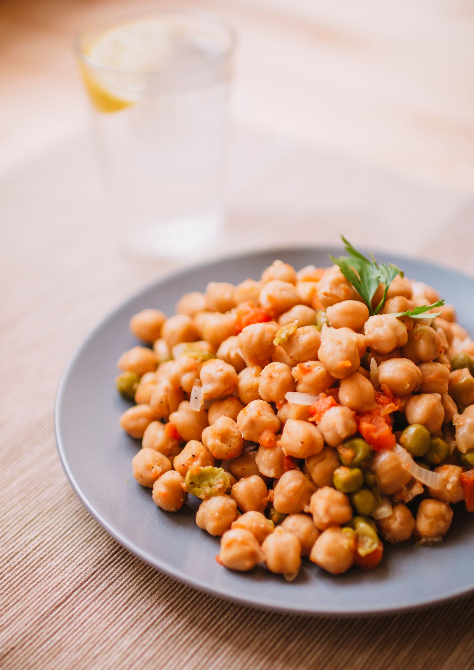 Ensalada de garbanzos con verduras frescas