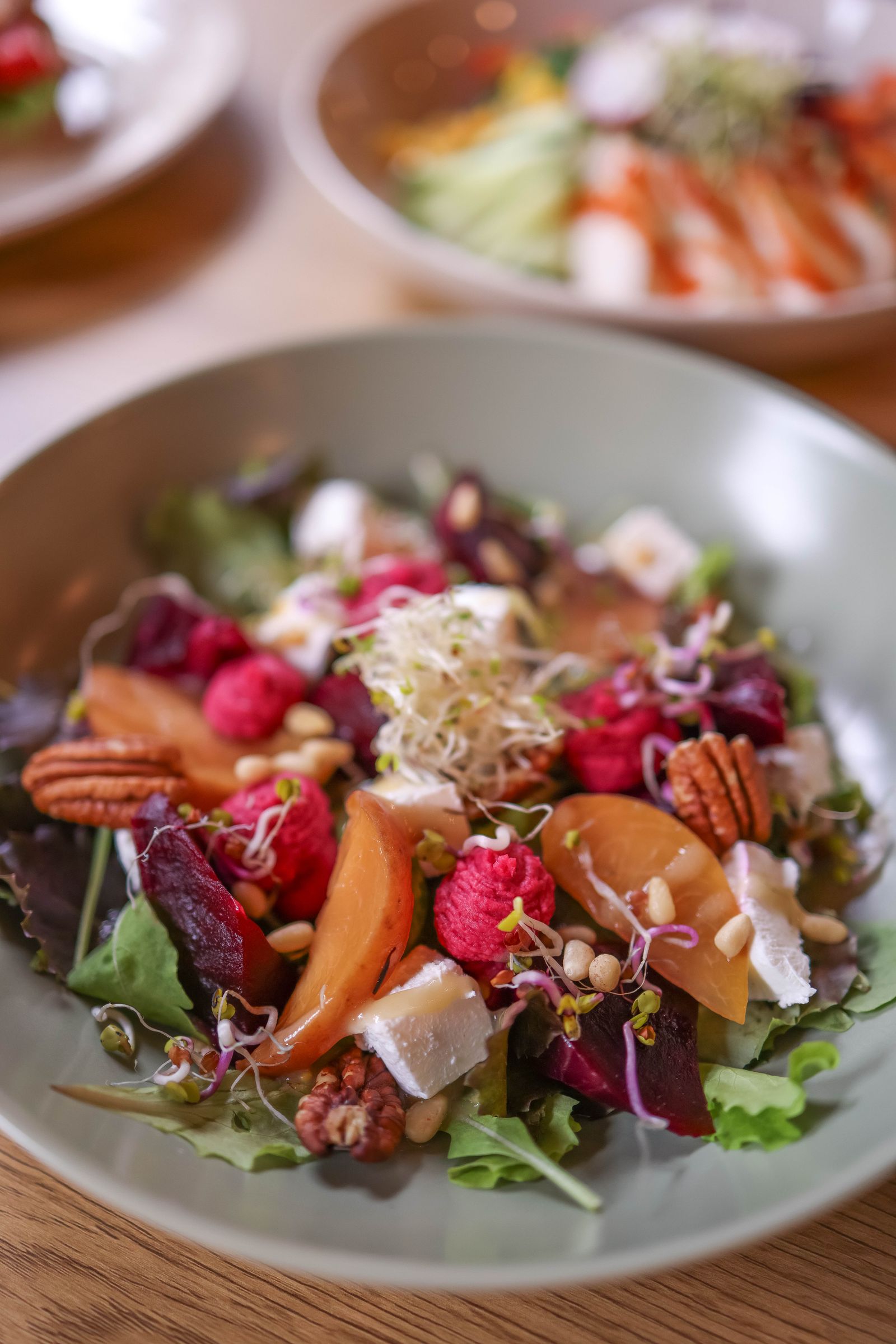 Ensalada de hojas verdes con fruta, nueces y queso