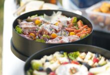 Varias ensaladas frescas servidas en tazones