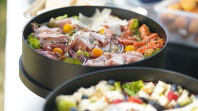 Varias ensaladas frescas servidas en tazones
