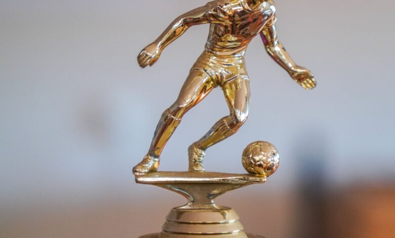 Trofeo dorado de fútbol, imagen ilustrativa del festejo de Central por la Supercopa