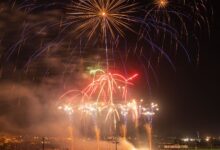 Fuegos artificiales sobre el público en una celebración nocturna