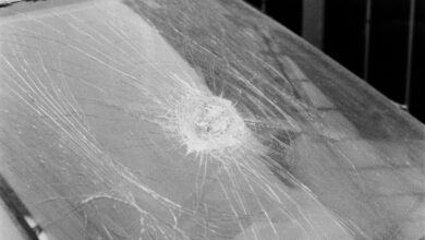 Parabrisas de un auto dañado a piedrazos, imagen ilustrativa