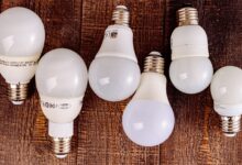 Lámparas LED sobre una superficie de madera
