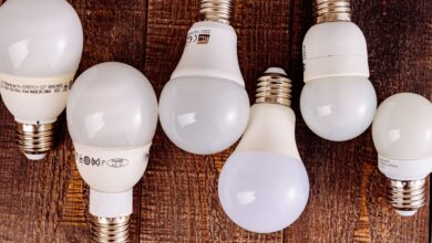 Lámparas LED sobre una superficie de madera