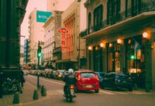 Calle Santa Fe en el centro de Rosario con el cartel vertical del Cine El Cairo