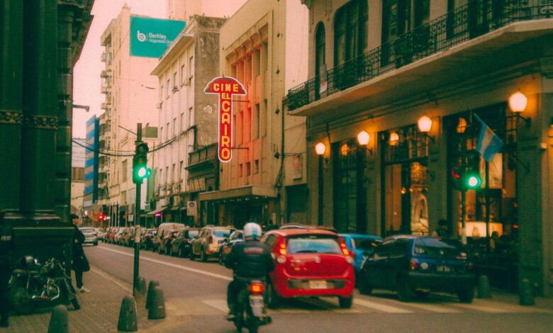 Calle Santa Fe en el centro de Rosario con el cartel vertical del Cine El Cairo